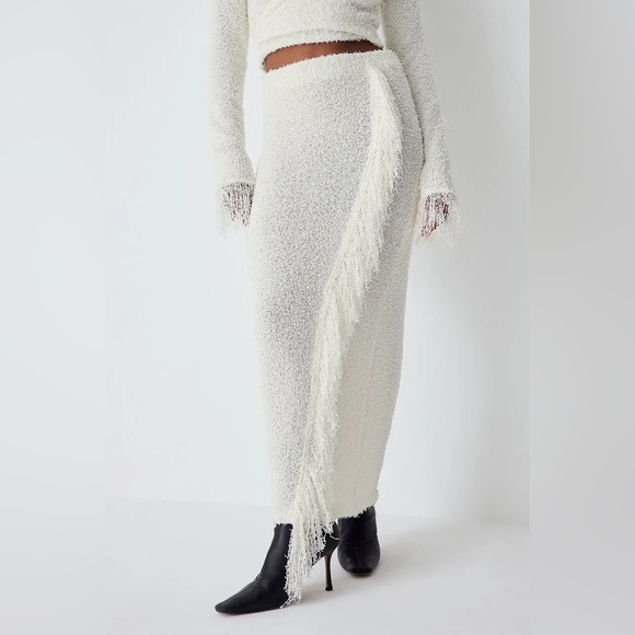 NA-KD Set - Off White Knitted Overlap Fringe Detail Sweater & Skirt - Picture 10 of 11